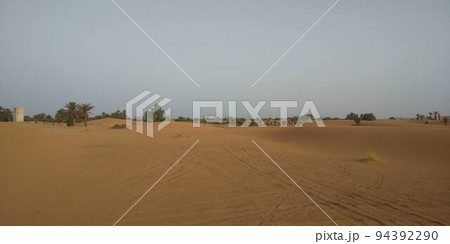 【モロッコ　メルズーカ】夕暮れ時のサハラ砂漠　2019年9月に撮影 94392290