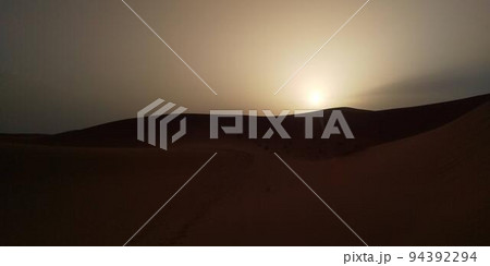 【モロッコ　メルズーカ】サハラ砂漠の朝日　2019年9月に撮影 94392294