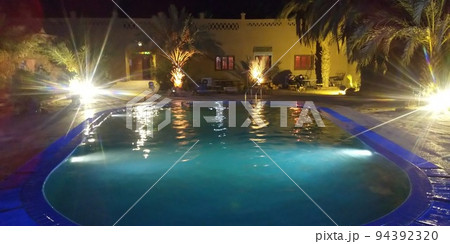 モロッコサハラ砂漠のホテルのプール　2019年9月に撮影 94392320