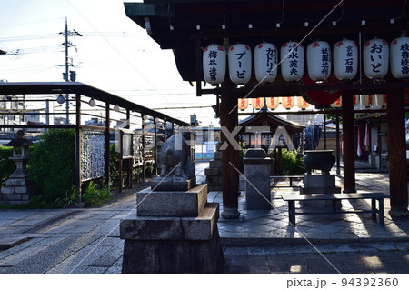 夕暮れ時の京都・摩利支尊天堂の境内 94392360