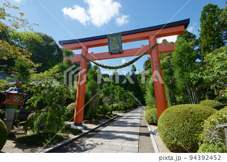 霊山寺　参道の鳥居　奈良県奈良市中町 94392452
