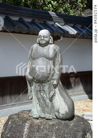 霊山寺　境内の布袋像　奈良県奈良市中町 94392574