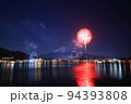 富士山と河口湖の冬花火 94393808