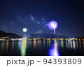 富士山と河口湖の冬花火 94393809