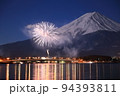 富士山と河口湖の冬花火 94393811
