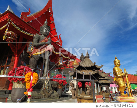 Sideview Thao Wessuwan at Chulamanee Temple on church and sky background. Samut Songkhram province. 94394315