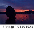 初秋の北海道江差町で瓶子岩と朝焼けの風景を撮影 94394523