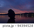初秋の北海道江差町で瓶子岩と朝焼けの風景を撮影 94394528