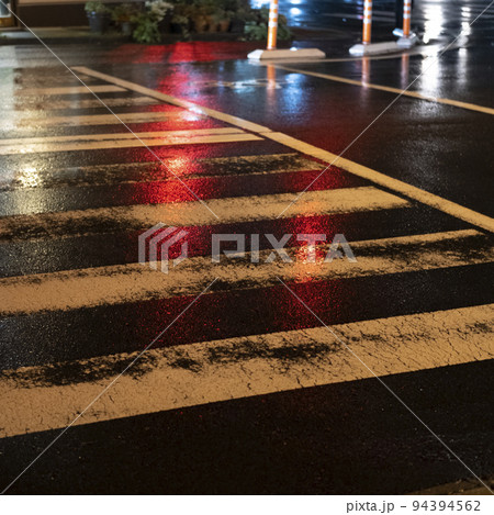 雨に濡れた横断歩道 94394562