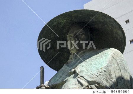 北御堂の親鸞上人像（大阪 本願寺津村別院） 94394664