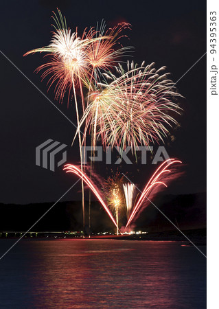 夏の夜空に咲く大輪の花火 94395363