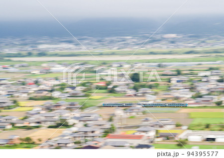 【徳島線】吉野川市街地を疾走する特急列車 94395577