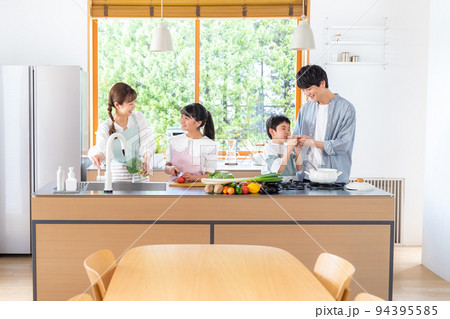 キッチンで料理する4人家族 キッチンで料理する4人家族 94395585