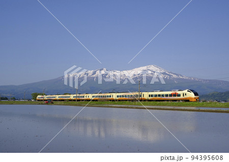 春の水田に映る列車 94395608