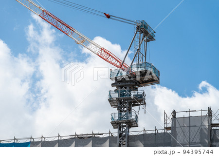 白い雲と建設現場のクレーン 白い雲と建設現場のクレーン 94395744