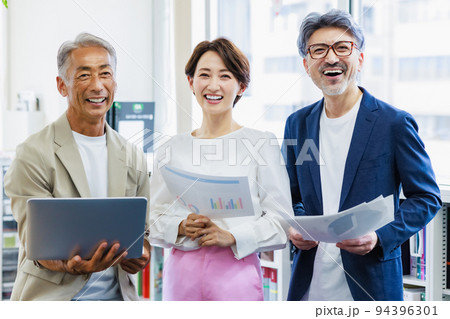 オフィスで打ち合わせをするビジネスパーソン 94396301