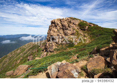 至仏山山頂付近の岩山 至仏山山頂付近の岩山 94396432