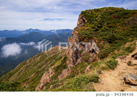 至仏山山頂付近の岩山 94396436
