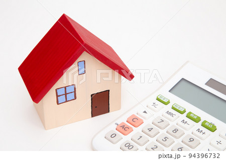 住宅と電卓 94396732