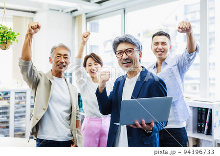目標達成したビジネスチームのガッツポーズ 目標達成したビジネスチームのガッツポーズ 94396733