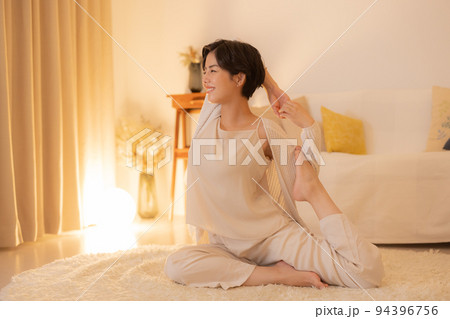 夜のリビング　女性　ビューティ 94396756