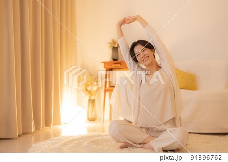 夜のリビング　女性　ビューティ 94396762