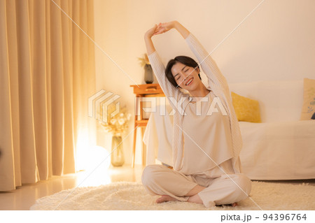 夜のリビング 女性 ビューティ 夜のリビング 女性 ビューティ 94396764