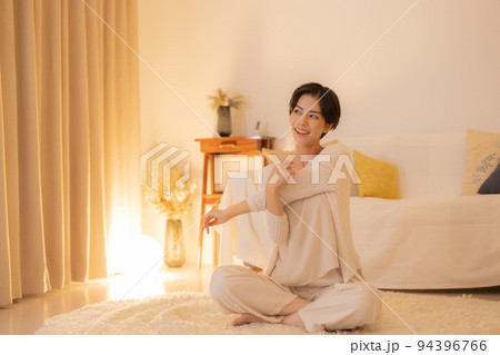 夜のリビング　女性　ビューティ 94396766