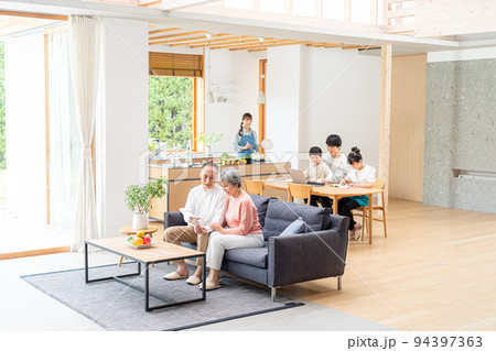 三世代家族 94397363