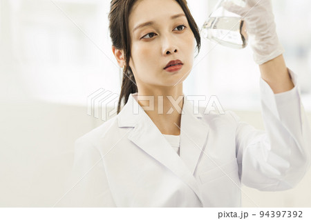 研究開発の仕事をする白衣姿の女性 94397392