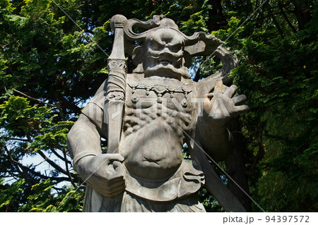 岩殿山安楽寺(吉見観音)、参道に立つ金剛力士像【埼玉県吉見町】 94397572