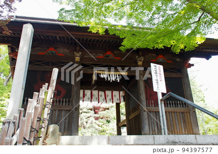 岩殿山安楽寺(吉見観音)、仁王門を見上げる【埼玉県吉見町】 94397577