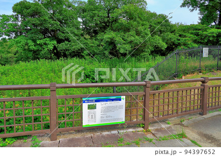 関西・大阪・百舌鳥・古市古墳群・仁徳天皇陵古墳の周囲を囲む周遊路、樋の谷古墳の眺め・堺市 94397652
