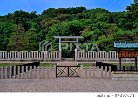 関西・大阪・百舌鳥・古市古墳群・世界遺産、外濠の橋から眺める仁徳天皇陵古墳の拝所・堺市(1) 94397671
