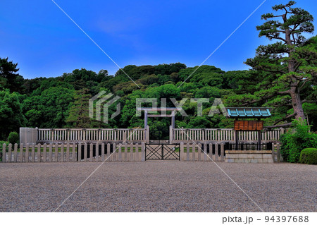 関西・大阪・百舌鳥・古市古墳群・世界遺産、外濠の橋から眺める仁徳天皇陵古墳の拝所・堺市(4) 94397688
