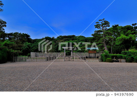 関西・大阪・百舌鳥・古市古墳群・世界遺産、外濠の橋から眺める仁徳天皇陵古墳の拝所・堺市() 94397690