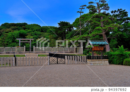 関西・大阪・百舌鳥・古市古墳群・世界遺産、仁徳天皇陵古墳の拝所の広場の眺め・堺市(4) 94397692