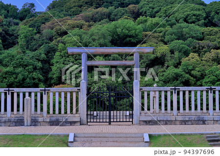 関西・大阪・百舌鳥・古市古墳群・世界遺産、仁徳天皇陵古墳の拝所の鳥居・堺市(2) 94397696