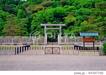 関西・大阪・百舌鳥・古市古墳群・世界遺産、仁徳天皇陵古墳の拝所の鳥居・堺市(3) 94397706