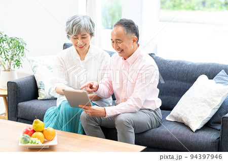 ソファでくつろぐシニア夫婦 ソファでくつろぐシニア夫婦 94397946