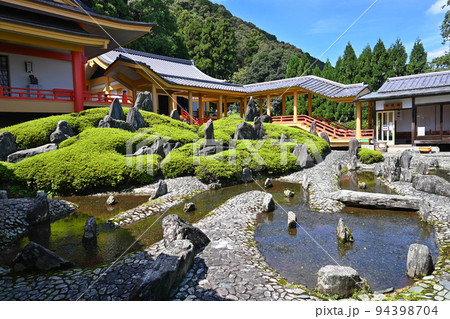 京都市松尾大社の重森三玲作庭の曲水の庭 94398704