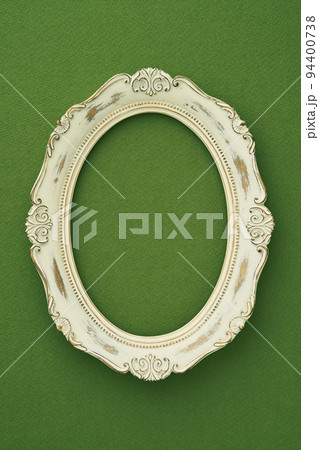 緑色の背景に飾られた楕円形の古い額縁の写真素材 [94400738] - PIXTA