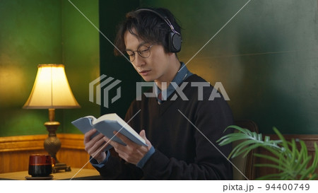 自室で読書する男性 94400749