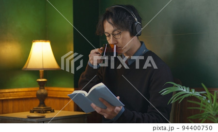 自室で読書する男性 94400750