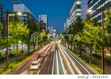 《愛知県》名古屋都市風景　桜通の夜景　車が行き交う車の光跡 94401834