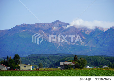 美瑛町の某所から見る十勝岳連峰 美瑛町の某所から見る十勝岳連峰 94402085