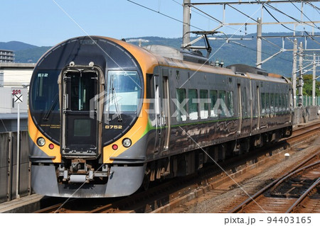 高松へ向けて高架区間をゆく8600系の特急いしづち号 高松へ向けて高架区間をゆく8600系の特急いしづち号 94403165