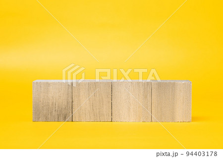 【合成素材】4つの木製のブロックと黄色背景 大判ポスター用 【合成素材】4つの木製のブロックと黄色背景 大判ポスター用 94403178