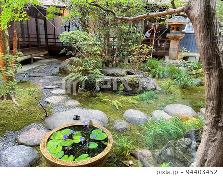 京都にある小さな日本庭園 94403452