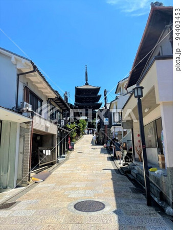 真夏の京都の坂道 94403453